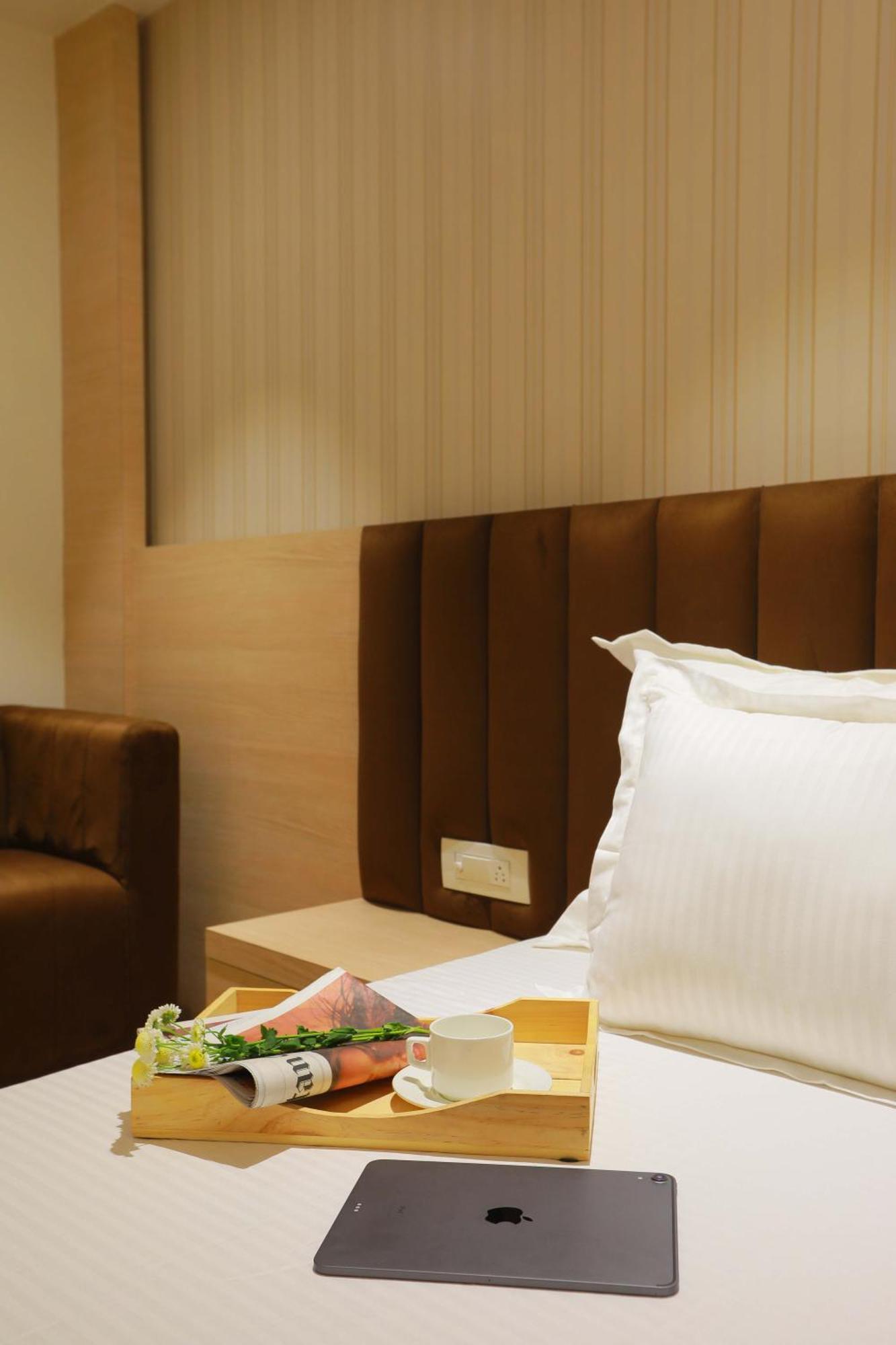 Hotel 16 Дели Экстерьер фото